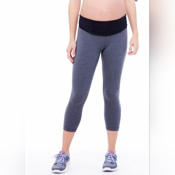 Ingrid & Isabel Active Capri Maternity Pants Leggings Over Belly. Size Med Grey - Picture 2 of 6